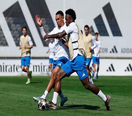 莱万表态,年龄争议不,我依旧秉持,Tcg天成彩票,彩票投注,在线购彩,高频彩票,快速开奖