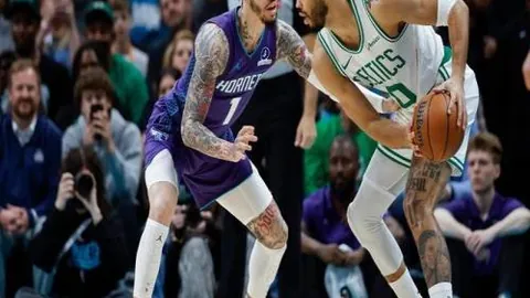 国足“金手套”揭晓！球迷敬佩独木难支，疑另有深意？